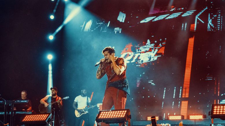 Luan Santana apresenta festival debaixo de chuva e emociona público em Salvador