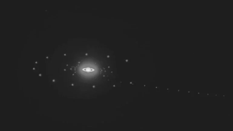 Quantas luas Saturno tem? Até agora, 145 foram confirmadas. Seis dos seus maiores satélites podem ser vistos nesta imagem composta, com exposições tiradas ao longo de duas semanas, em junho de 2021. Maior que a Lua da Terra e que o planeta Mercúrio, a mais avantajada entre as luas de Saturno, chamada de Titã, tem um diâmetro de 5,15 mil quilómetros. Ela foi capturada fazendo uma órbita quase completa em torno do planeta anelado. Como primeiro satélite natural conhecido de Saturno, Titã foi descoberto em 1655, pelo astrônomo holandês Christiaan Huygens Na extrema direita da foto, aparece a trilha que pertence a Jápeto, a terceira maior lua de Saturno. O raio da órbita de Jápeto é tão grande que apenas uma parte dela pôde ser registrada