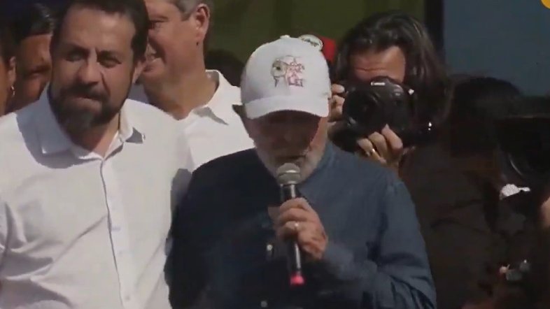 Lula e Boulos durante ato de 1º de Maio