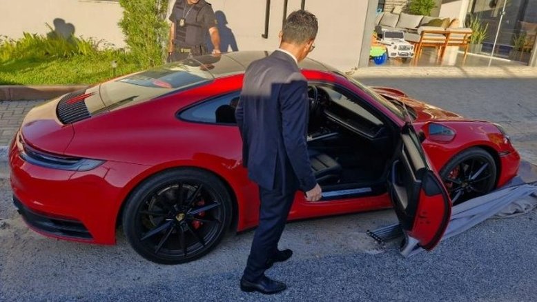 Quadrilha realiza roubo milionário e compra Porsche de Daniel Alves, afirma MPAL