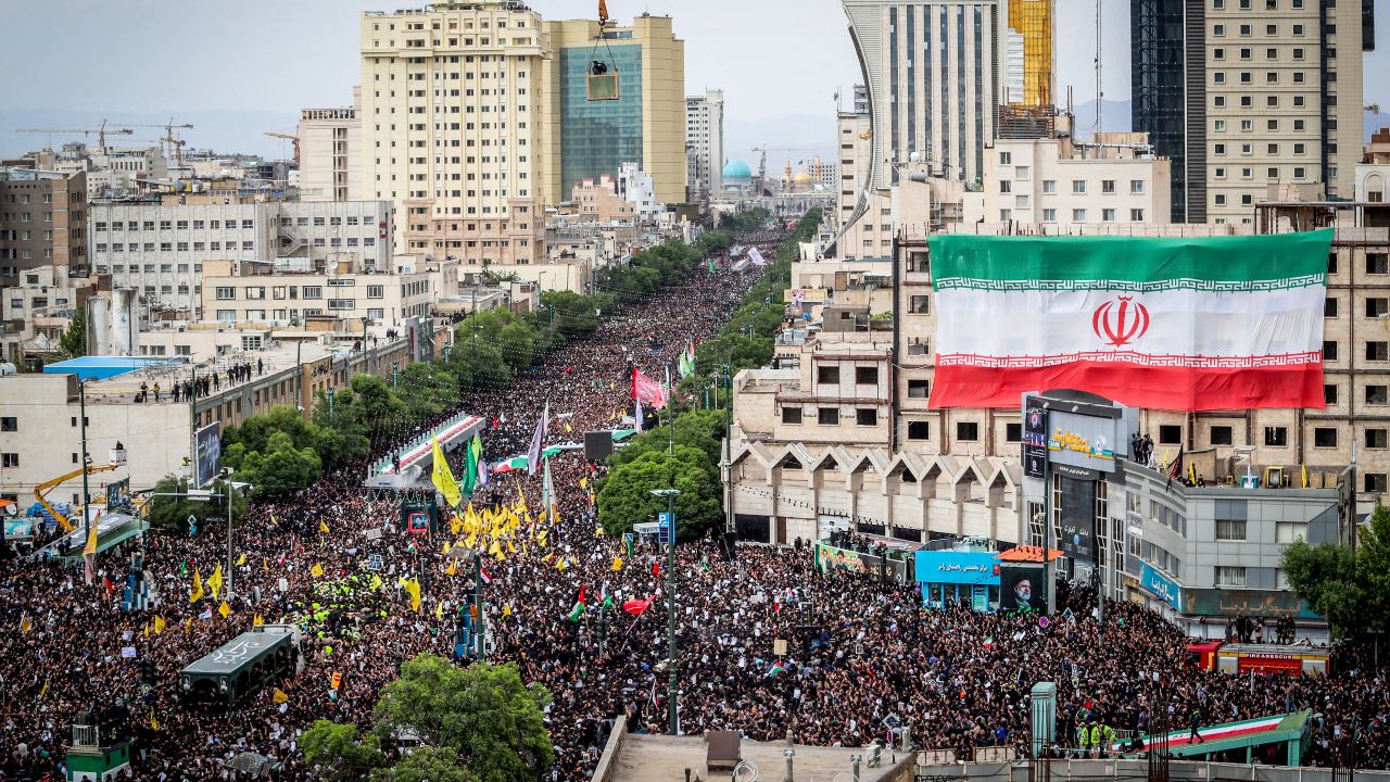 Multidão lota cidade sagrada do Irã para enterro de Ebrahim Raisi