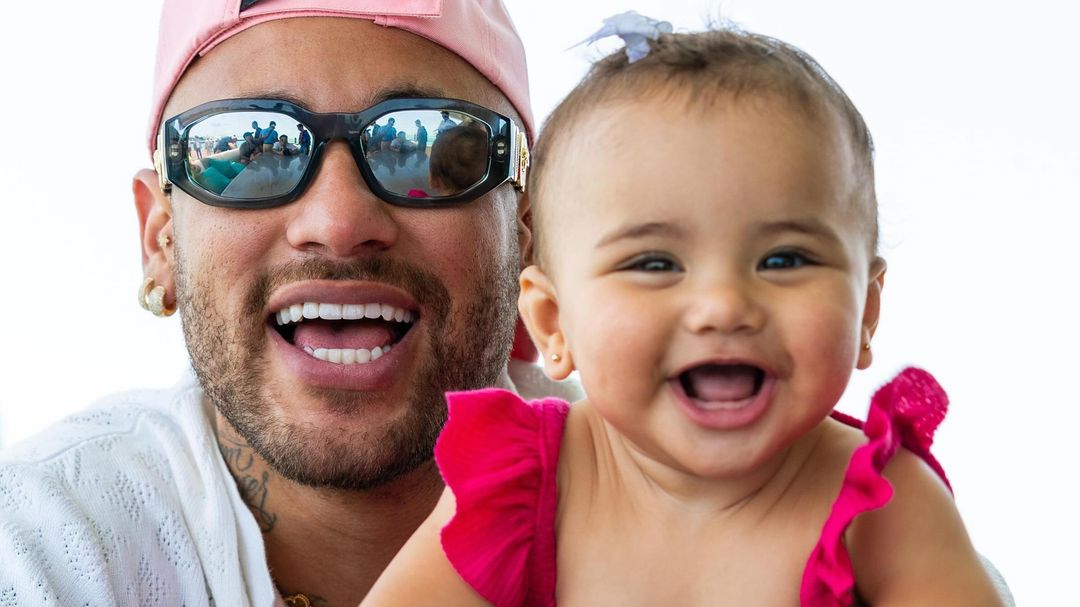 Neymar se declara à filha Mavie: 'Papai te ama demais'