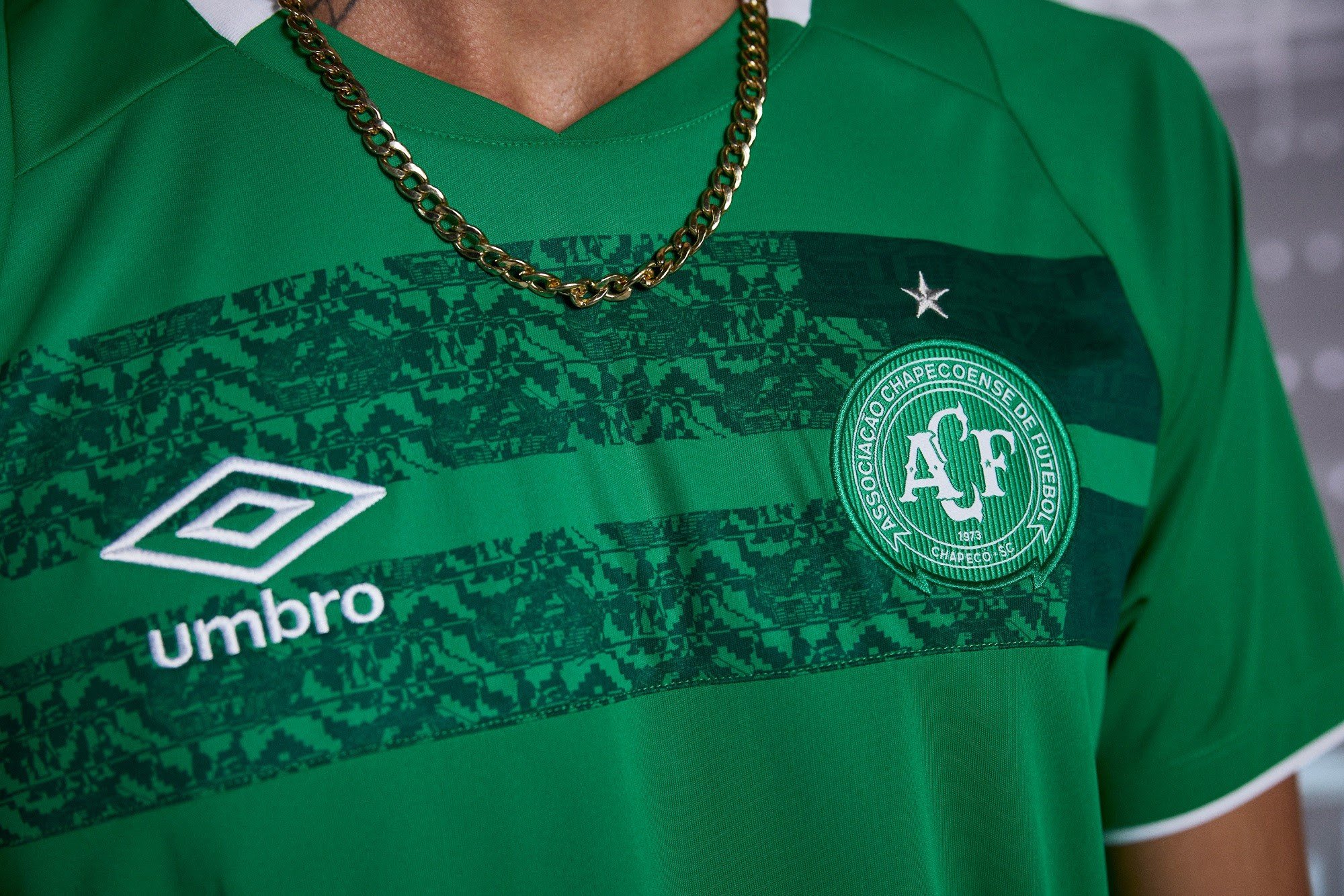 Chapecoense e Umbro lançam novos uniformes do clube com homenagem à Arena Condá 3 Chapecoense e Umbro lançam novos uniformes do clube com homenagem à Arena Condá
