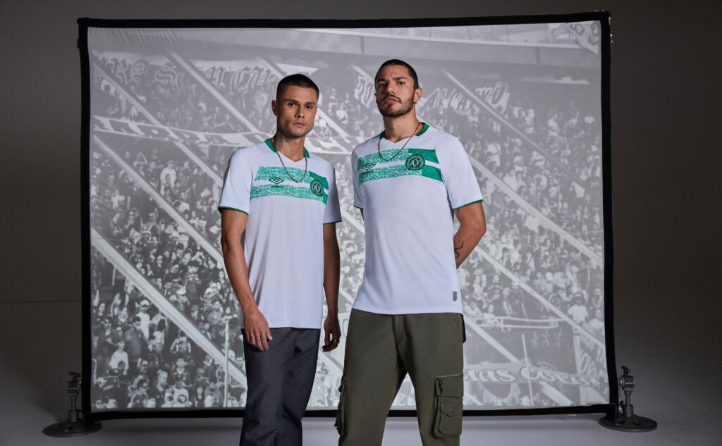 Chapecoense e Umbro lançam novos uniformes do clube com homenagem à Arena Condá 4 Chapecoense e Umbro lançam novos uniformes do clube com homenagem à Arena Condá