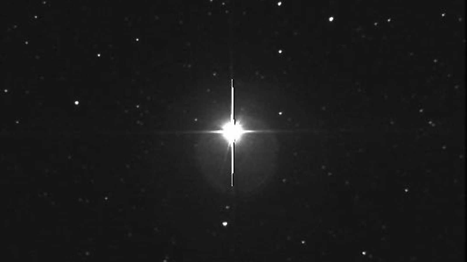 Esta supernova bastante cintilante foi observada na Constelação da Vela, no ano de 1999. Chamada de Nova Velorum 1999 (ou V382 Velorum), ela brilhou de forma mais luminosa do que muitas estrelas famosas. Uma supernova ocorre quando a superfície de uma estrela anã branca sofre uma tremenda explosão termonuclear, destruindo suas camadas externas. A imagem acima registrou o momento de sua brilhante detecção, na Austrália. As pontas em forma de cruz são em função de fenômenos ópticos no telescópio fotográfico e sua câmera