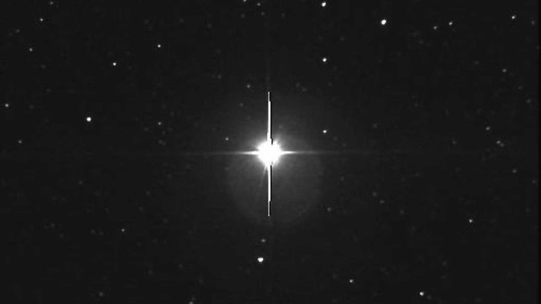 Esta supernova bastante cintilante foi observada na Constelação da Vela, no ano de 1999. Chamada de Nova Velorum 1999 (ou V382 Velorum), ela brilhou de forma mais luminosa do que muitas estrelas famosas. Uma supernova ocorre quando a superfície de uma estrela anã branca sofre uma tremenda explosão termonuclear, destruindo suas camadas externas. A imagem acima registrou o momento de sua brilhante detecção, na Austrália. As pontas em forma de cruz são em função de fenômenos ópticos no telescópio fotográfico e sua câmera