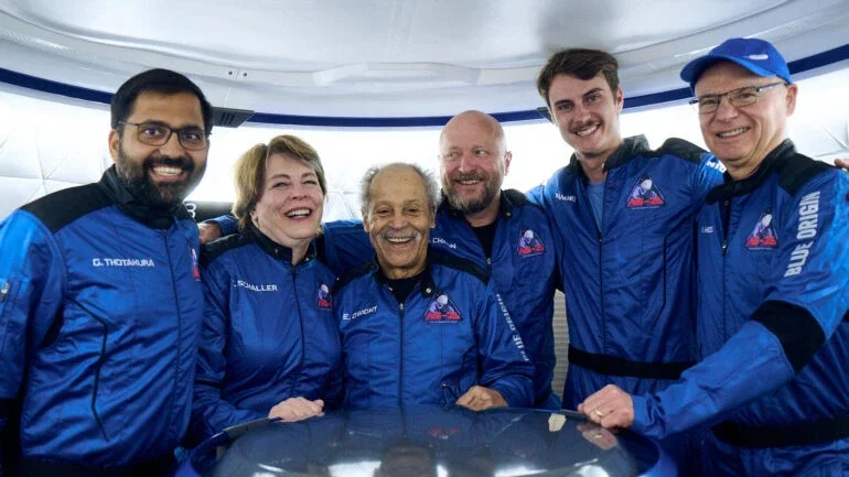 Empresa de Bezos vai levar turistas ao espaço neste domingo