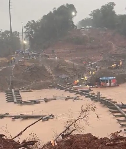 RS: ponte provisória construída pelo Exército é carregada pela água; veja o vídeo