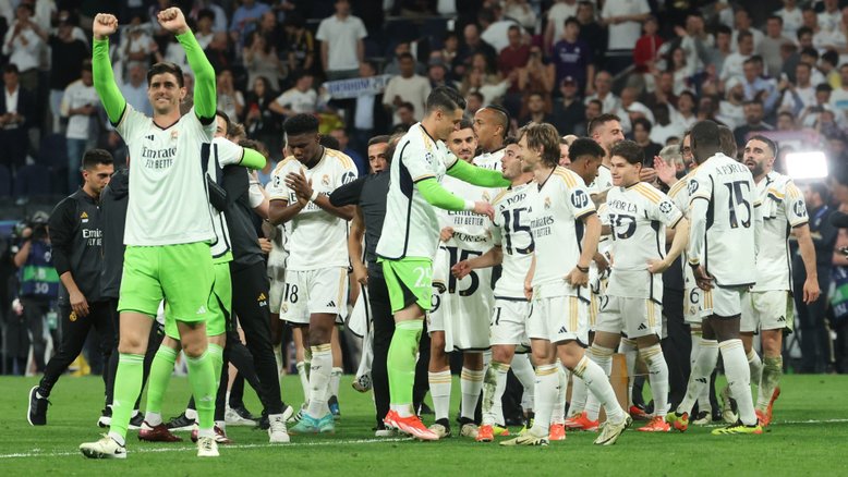 Jogadores do Real Madrid comemoram a vitória no final da partida de volta das semifinais da UEFA Champions League contra o FC Bayern de Munique, no estádio Santiago Bernabeu, em Madrid.
