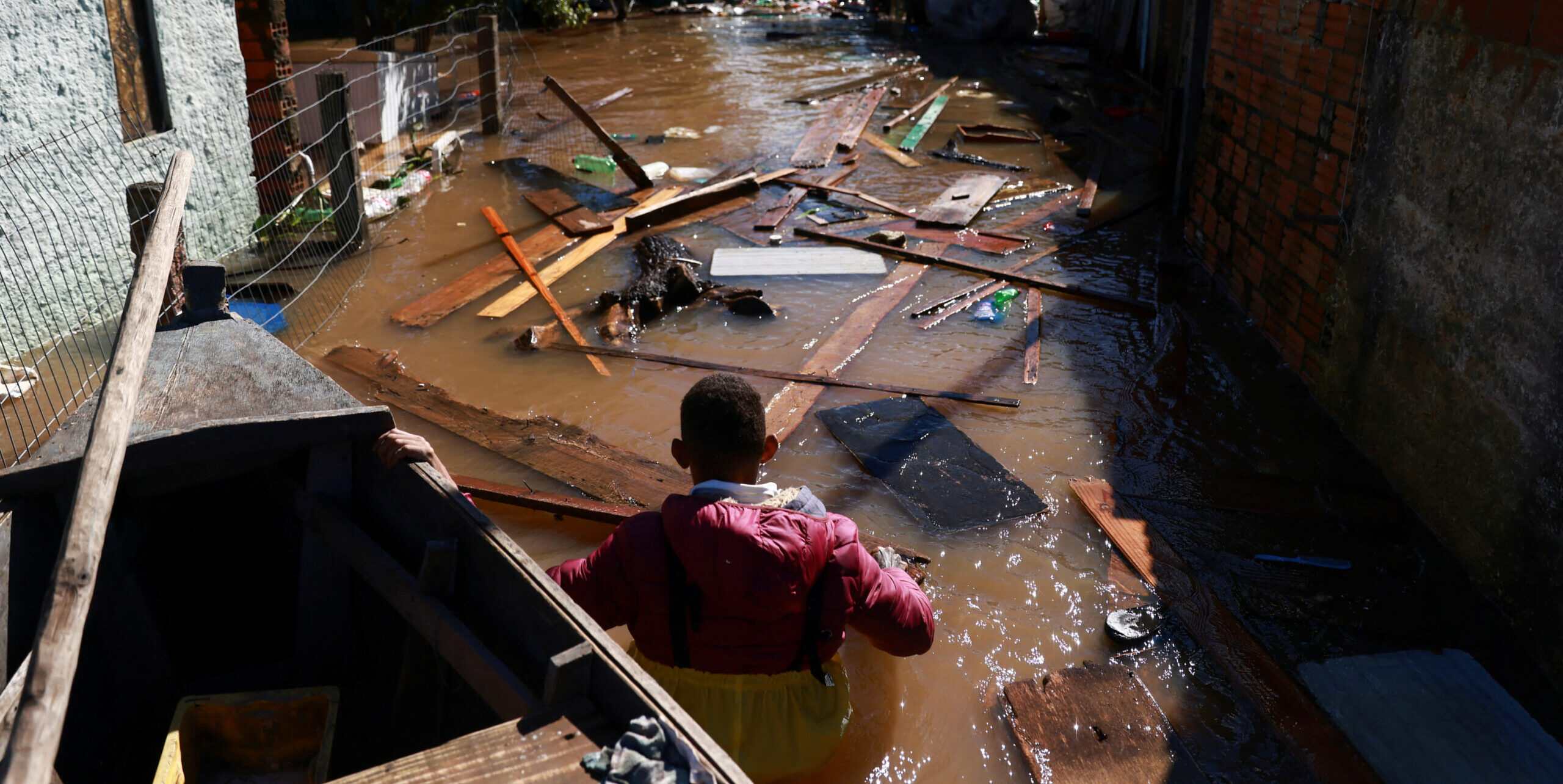 Valderci Trindade, que perdeu a casa pelo alagamento em Porto Alegre, tenta resgatar objetos 14/04/2024 REUTERS/Diego Vara