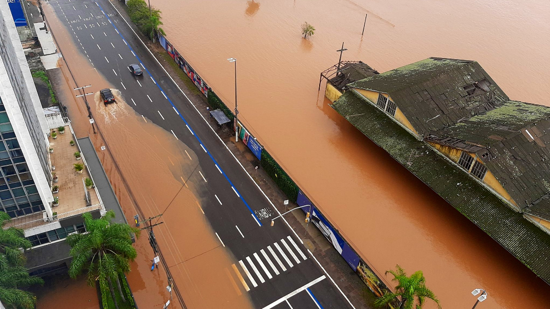 RS: nível de rio Guaíba atinge mais de 4,60 metros e inunda ruas de Porto Alegre; confira imagens