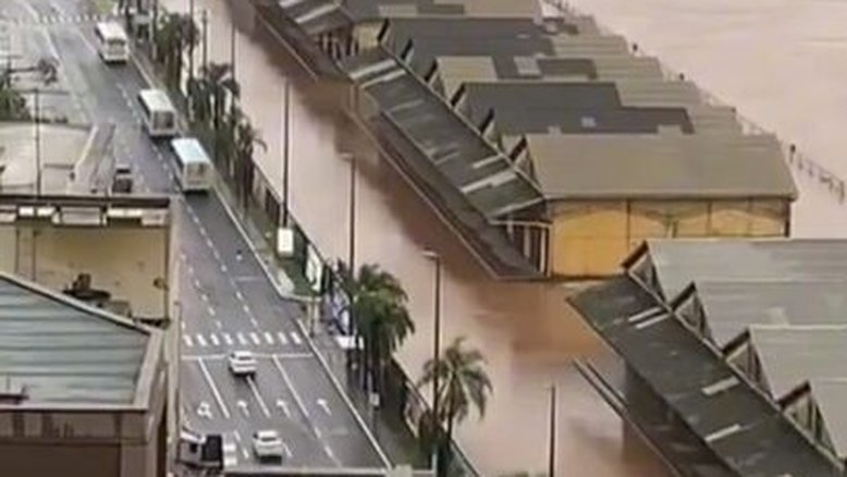 Rio Guaíba transborda por conta das chuvas no Rio Grande do Sul