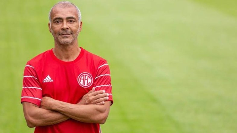 Romário foi relacionado para o jogo, mas ficou no banco