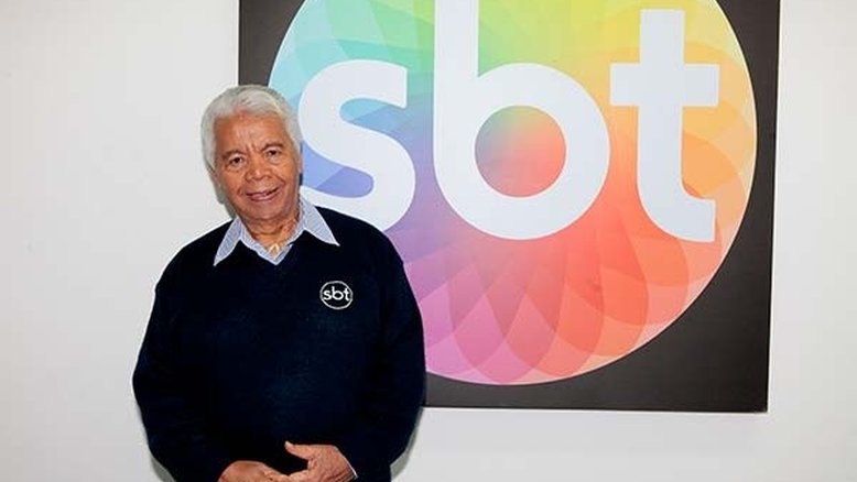 Roque, diretor de auditório de Silvio Santos, é internado com sangramento no crânio