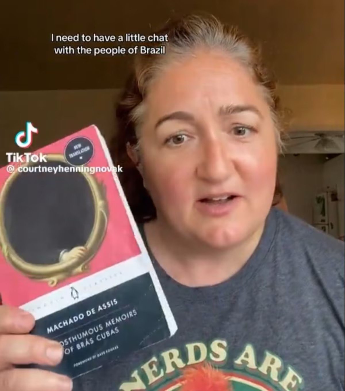 Após sucesso no TikTok, ‘Memórias Póstumas de Brás Cubas’ lidera lista de mais vendidos da Amazon 2 Courtney Henning Novak elogia ‘Memórias Póstumas de Brás Cubas' Foto: Reprodução/@courtneyhenningnovak via TikTok