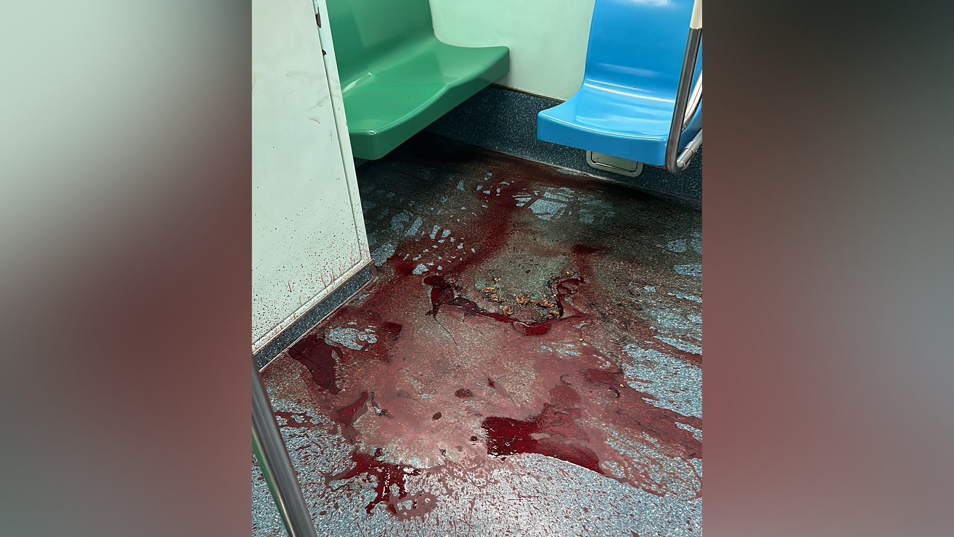 Mancha vermelha encontrada em vagão do metrô de SP não é sangue, diz empresa
