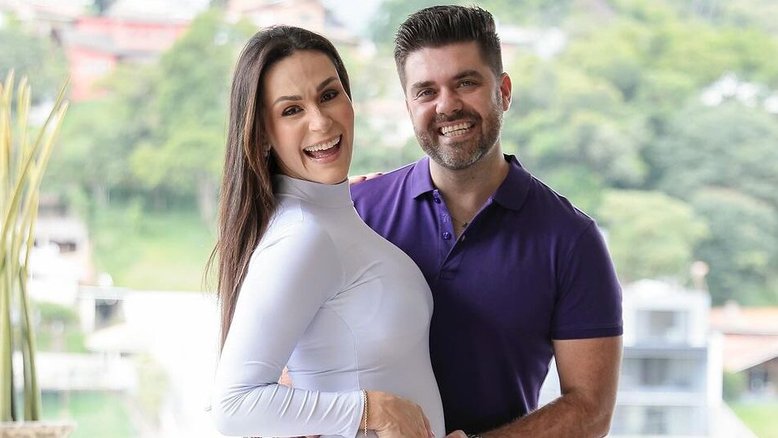 Nadja Haddad segura filho no colo pela primeira vez após perder um dos gêmeos
