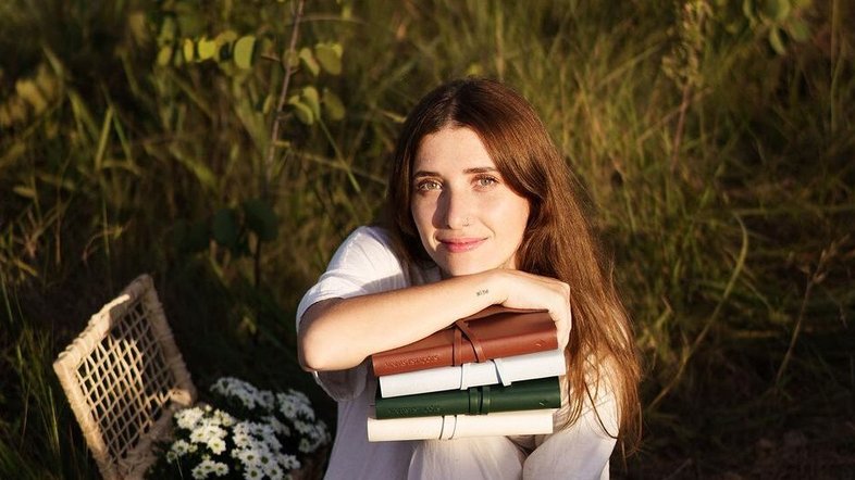 Influenciadora cristã revela que foi vítima de abuso sexual quando criança e pede que igreja não acoberte; entenda