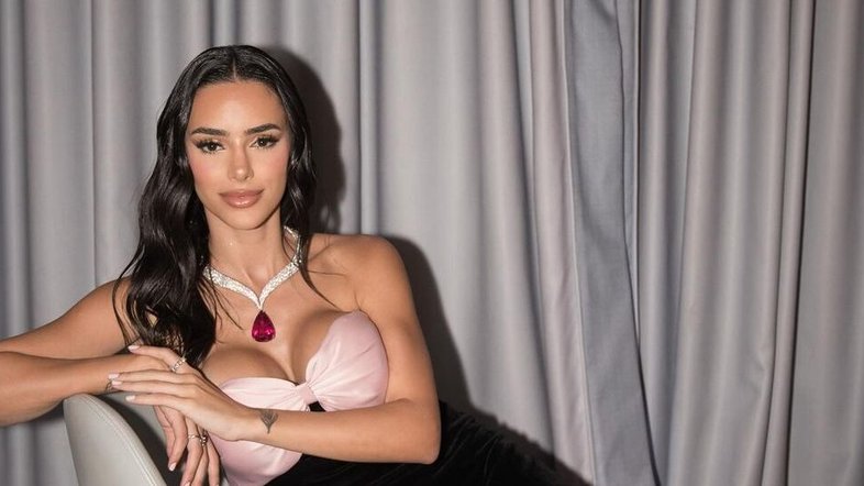 Bruna Biancardi posa com joias de R$ 10 milhões no tapete vermelho do Festival de Cannes