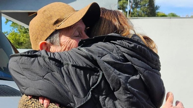 Patrícia Poeta reencontra tio preso há 20 dias em casa por causa das chuvas no RS