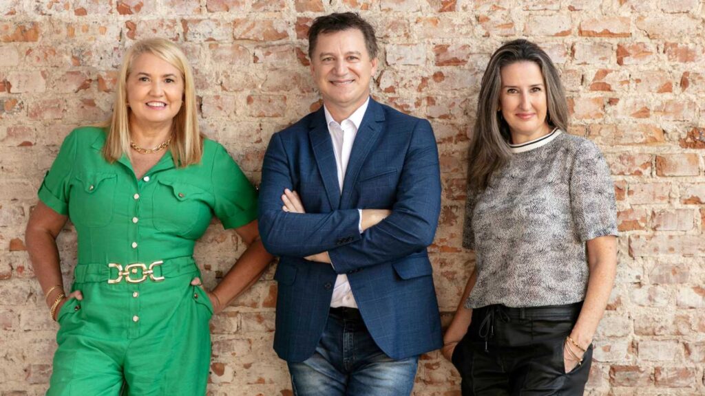 Startup Academy promove hackathon para buscar soluções tecnológicas que auxiliem na prevenção de catástrofes climáticas 2 Susana Kakuta, Alsones Balestrin e Juliana Suzin, da Startup Academy