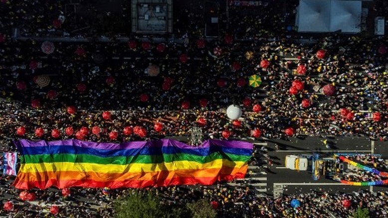 28ª Parada do Orgulho LGBT+ atrai multidão para a Avenida Paulista