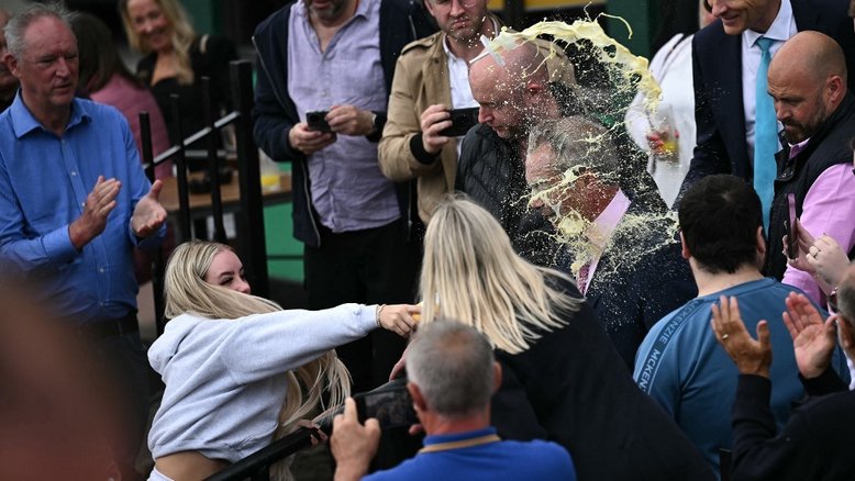 Mulher jogou milkshake de banana em Nigel Farage