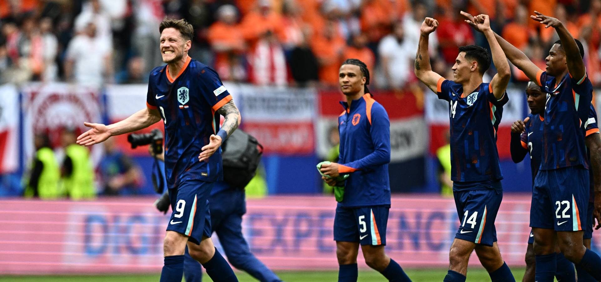 Holanda estreia na Eurocopa com virada sobre a Polônia e invasão de torcida em Hamburgo