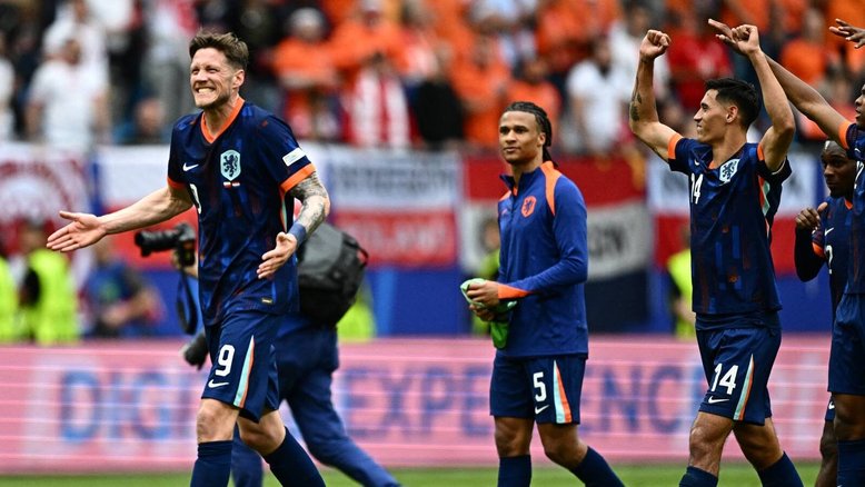 Holanda estreia na Eurocopa com virada sobre a Polônia e invasão de torcida em Hamburgo