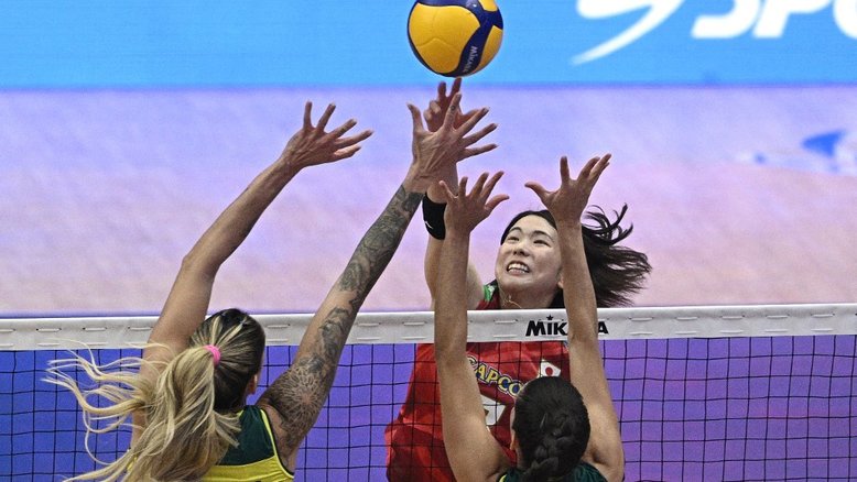 A japonesa Sarina Nishida (C) acerta a bola contra o Brasil durante a partida da semifinal da Liga das Nações de vôlei feminino