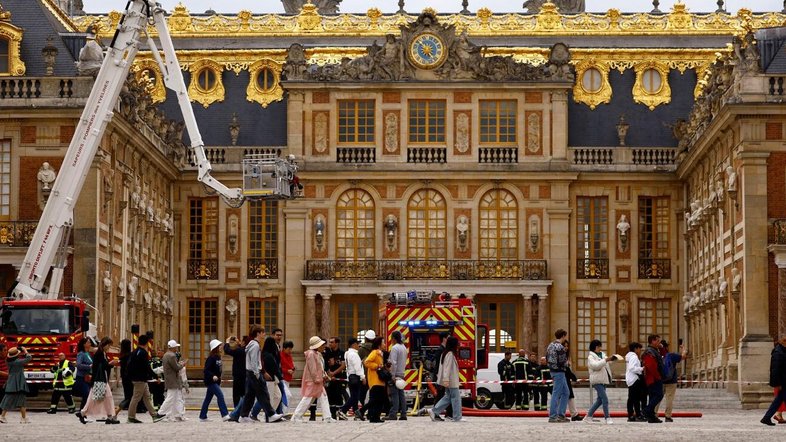 Palácio de Versalhes, na França, é evacuado após incêndio