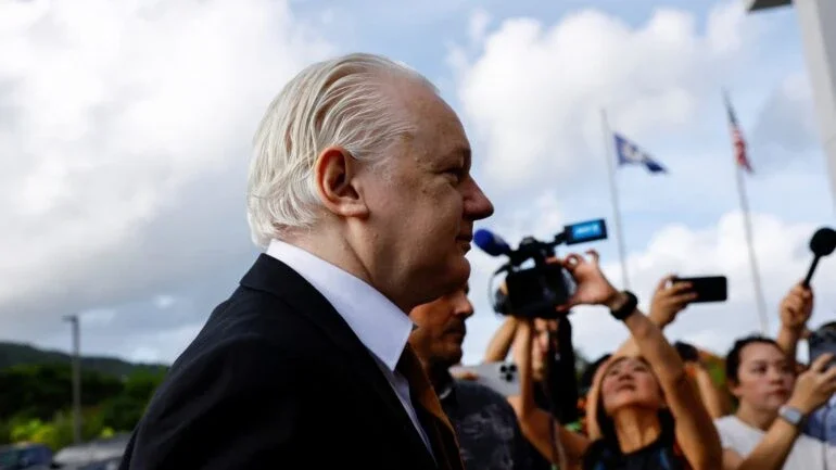 Assange se declara culpado em tribunal após acordo com os EUA