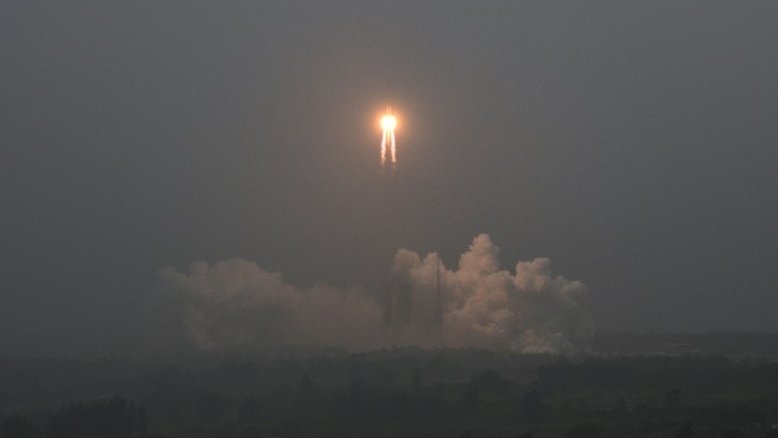 Sonda chinesa chega à face oculta da Lua para recolher amostras