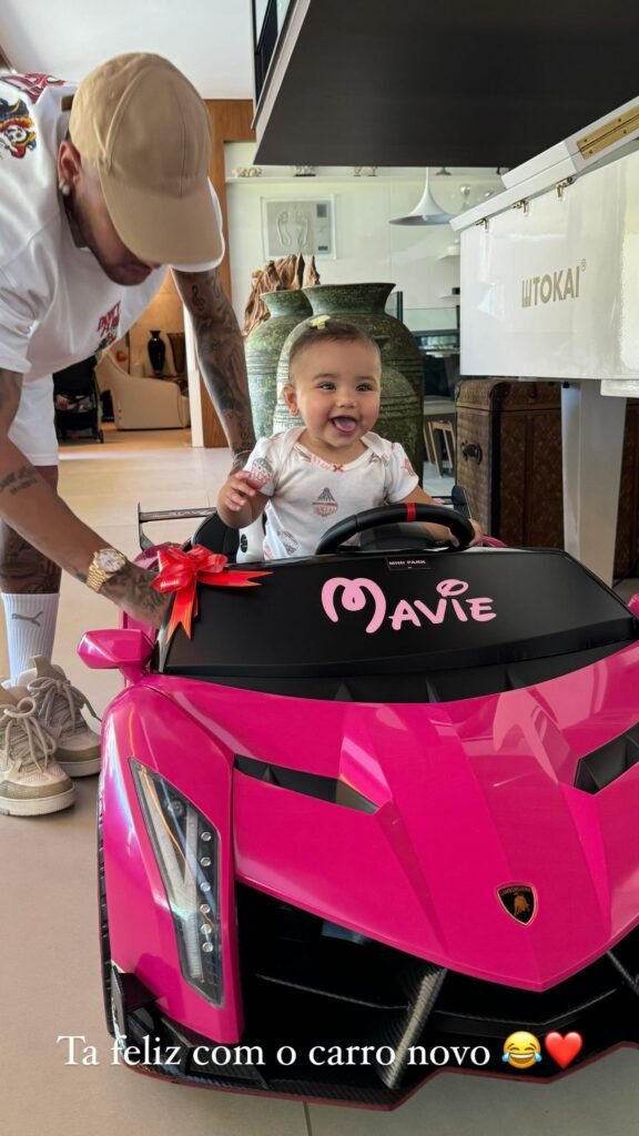 Neymar dá mini Lamborghini de presente para a filha, Mavie, de oito meses 2 Neymar dá mini Lamborghini de presente para a filha, Mavie, de oito meses