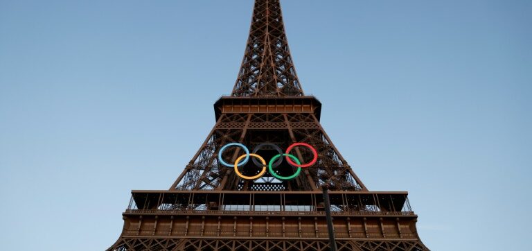 Anéis olímpicos 'permanecerão na Torre Eiffel' após os Jogos, anuncia prefeita