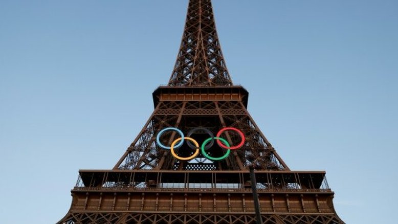Anéis olímpicos 'permanecerão na Torre Eiffel' após os Jogos, anuncia prefeita