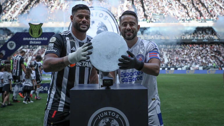 Juntos pelo Planeta: jogadores de Galo e Bahia entram em campo com bola de gelo para alertar sobre aquecimento global