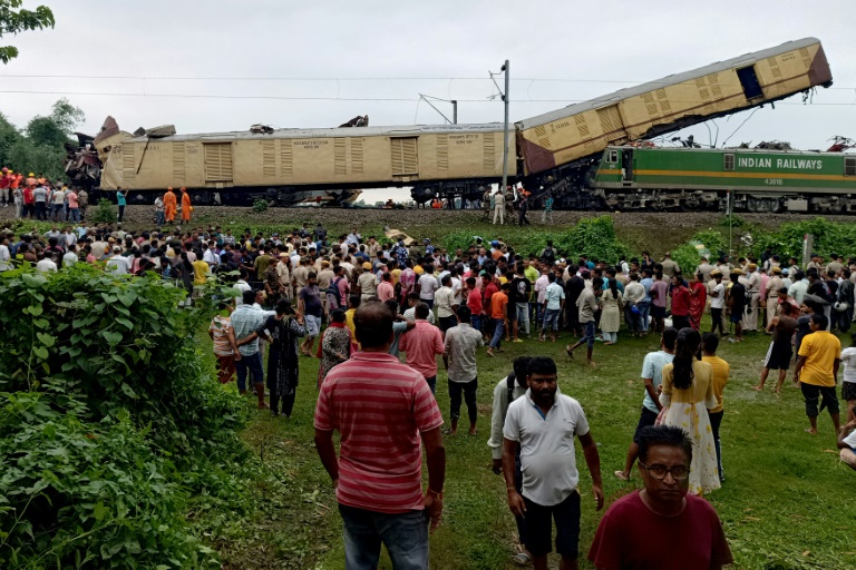 Colisão de trens na Índia mata 15 pessoas e deixa várias feridas