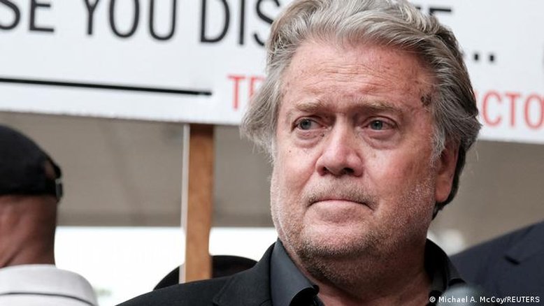 Justiça dos EUA ordena que Steve Bannon comece a cumprir pena