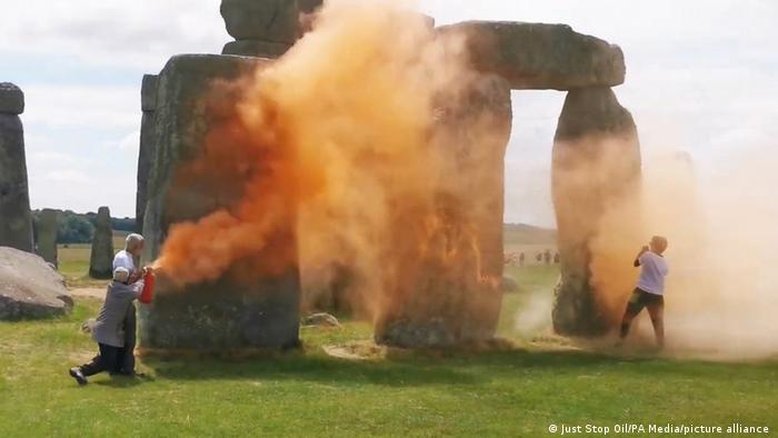 Ativistas do clima investem contra o Stonehenge em nova ação