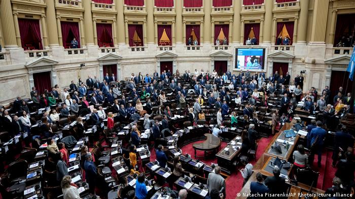 Congresso da Argentina aprova reformas econômicas de Milei