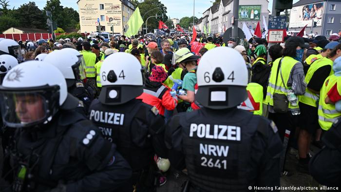 Sigla de ultradireita alemã reelege líderes entre protestos