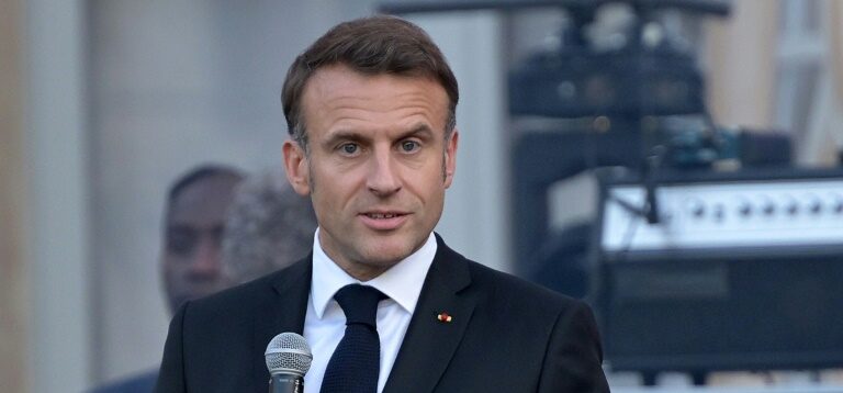 França vai às urnas neste domingo com chances de derrota de Macron