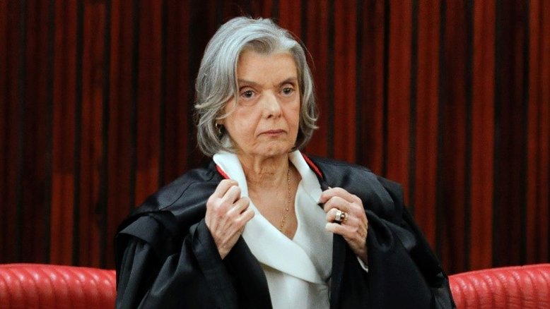 A nova presidente do TSE, Cármen Lúcia, durante sua cerimônia de posse, em Brasília - AFP
