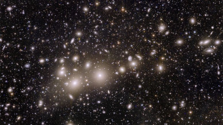 Desde o final do ano passado, há um novo telescópio espacial no céu: o Euclid. Em uma de suas primeiras observações, ele capturou através da sua óptica nítida, as mais de mil galáxias, no Aglomerado de Perseu, que fica a 250 milhões de anos-luz de distância. Mais de 100 mil galáxias estão visíveis ao fundo, algumas a até 10 bilhões de anos-luz. As pesquisas iniciais do Euclid, cobrindo um terço do céu e registrando mais de 2 bilhões de galáxias, permitirão fazer um estudo de como a matéria escura e a energia escura moldaram o nosso Universo