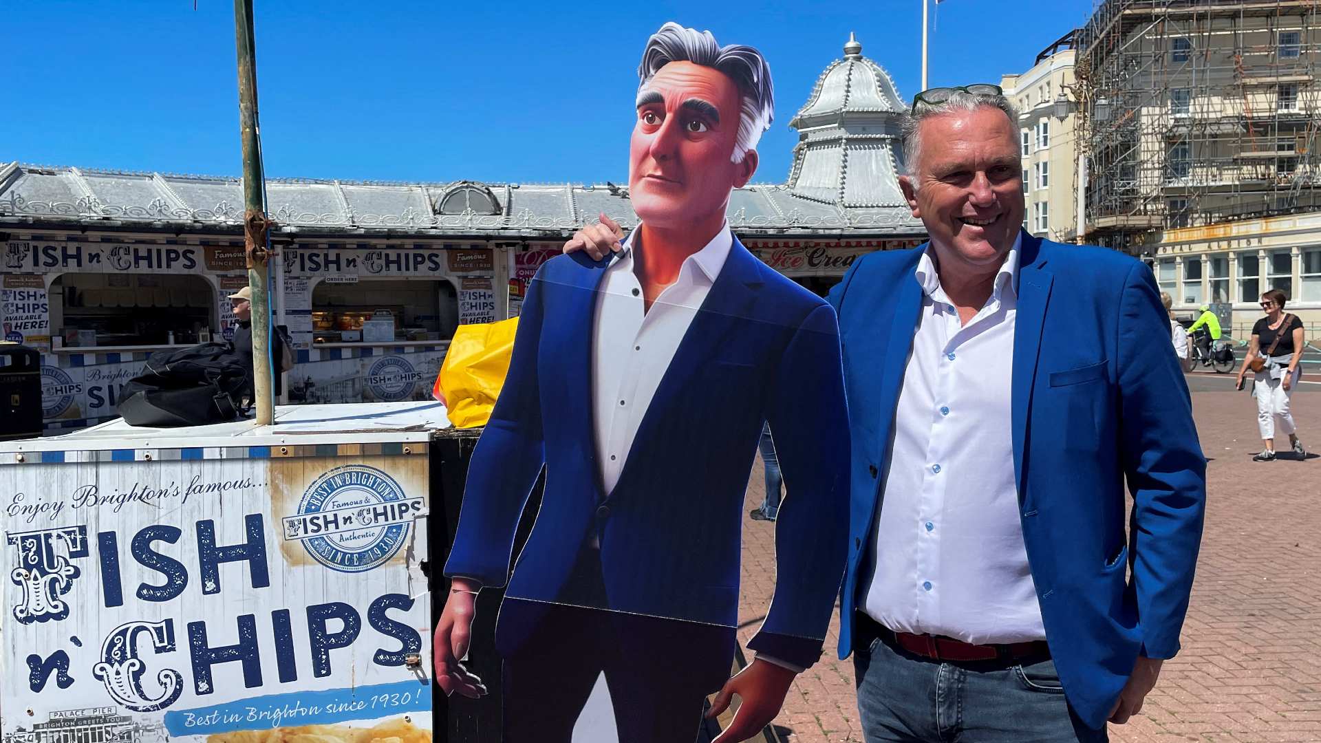 Steve Endacott, candidato independente na disputa eleitoral em Brighton, posa com seu avatar de IA em Brighton, sul do Reino Unido