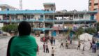 Palestinos observam escola de agência da ONU em Nuseirat, na região central de Gaza, destruída em ataque de Israel no dia 6 de junho de 2024 — Foto: Bashar Taleb/AFP