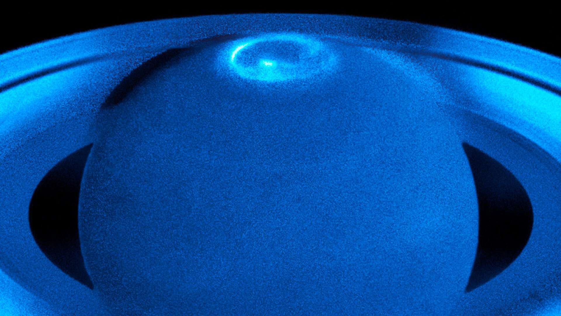 Em 2017, o Telescópio Espacial Hubble registrou imagens de auroras no Polo Norte de Saturno. Na Terra, as auroras são criadas principalmente por partículas emitidas pelo Sol na forma de vento solar. Quando esse fluxo de partículas eletricamente carregadas se aproxima do nosso planeta, ele interage com o campo magnético, que funciona como um escudo gigantesco. As partículas presas na magnetosfera interagem com átomos de oxigênio e nitrogênio, criando luzes coloridas. No entanto, as auroras não são exclusivas da Terra. Como a atmosfera de Saturno é dominada pelo hidrogênio, as suas auroras só podem ser vistas nos comprimentos de onda ultravioleta