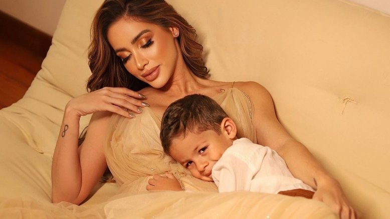 Babi Muniz posa com o filho