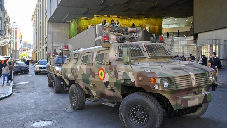 Tropas militares em veículos blindados são vistas nos arredores da Plaza Murillo, em La Paz, em 26 de junho de 2024. O presidente boliviano, Luis Arce, denunciou na quarta-feira a reunião não autorizada de soldados e tanques em frente aos edifícios do governo na capital La Paz, dizendo que "a democracia deve ser respeitado." “Denunciamos mobilizações irregulares de algumas unidades do Exército Boliviano”, escreveu Arce na rede social X. O ex-presidente Evo Morales escreveu no mesmo meio que “um golpe de Estado está se formando”. AIZAR RALDES/AFP
